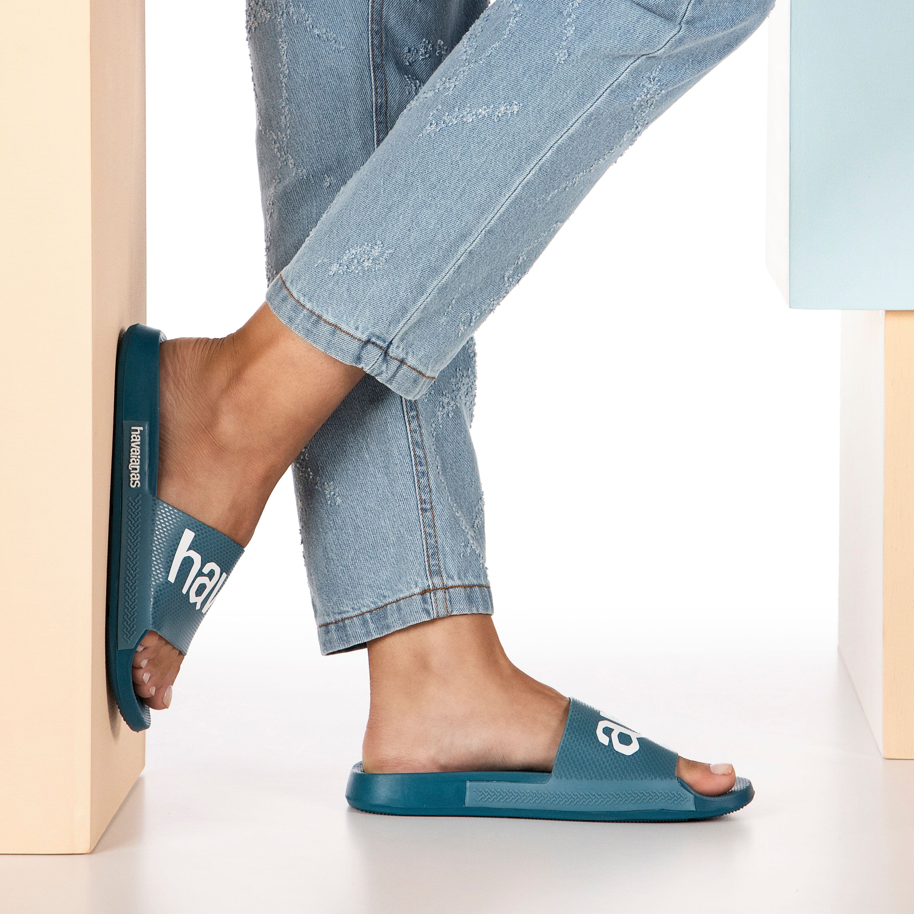 Chinelos Havaianas Slide Classic Logomania - Image 2